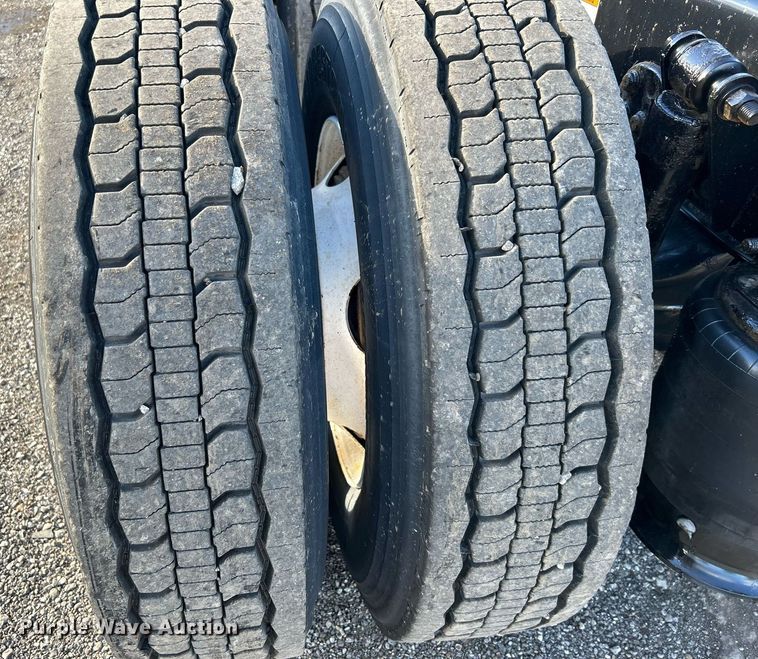 image for item OI9502 2012 Freightliner Cascadia 125  semi truck