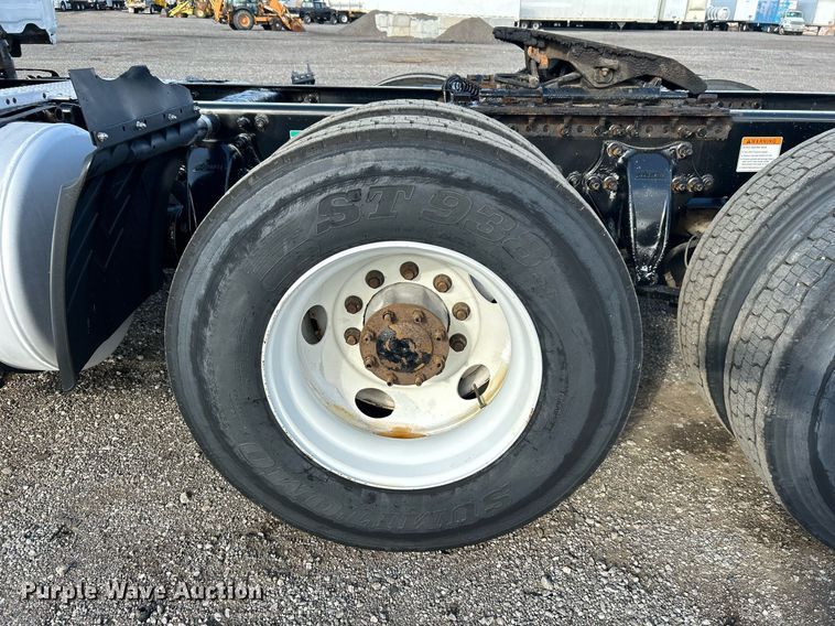 image for item OI9502 2012 Freightliner Cascadia 125  semi truck