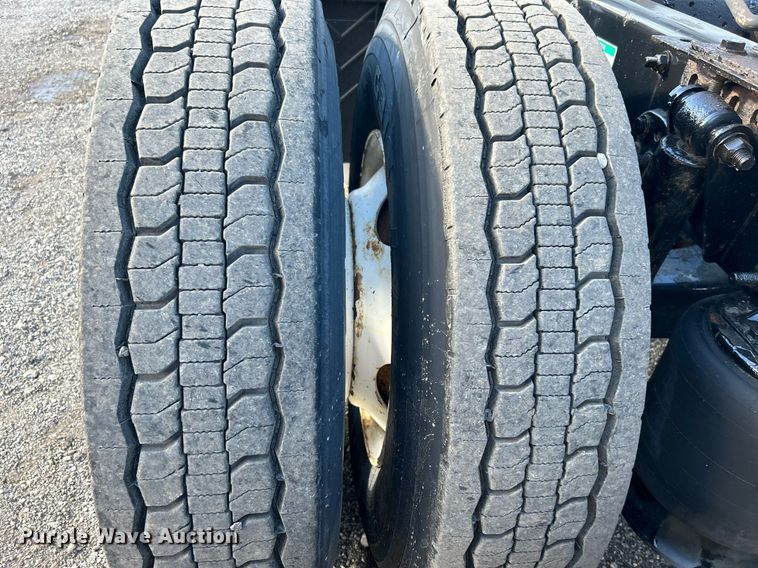 image for item OI9502 2012 Freightliner Cascadia 125  semi truck