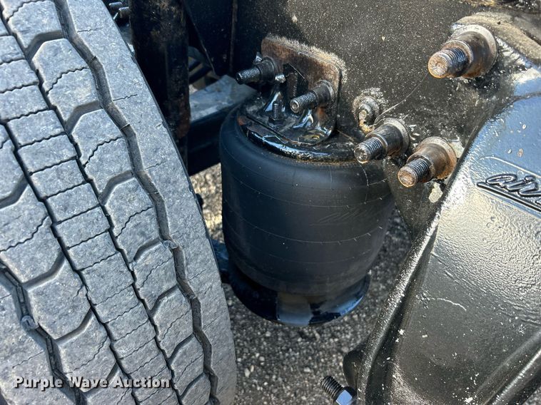 image for item OI9502 2012 Freightliner Cascadia 125  semi truck