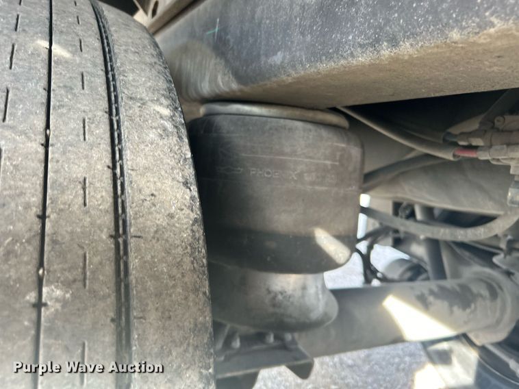 image for item OM9202 2013 Utility Trailer MFG VS2DX  dry van trailer