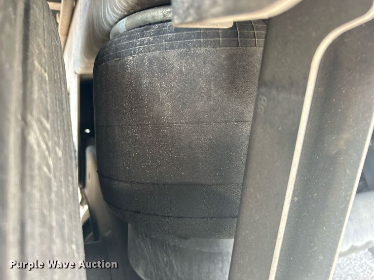 image for item OM9202 2013 Utility Trailer MFG VS2DX  dry van trailer