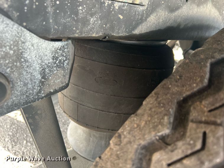 image for item OM9202 2013 Utility Trailer MFG VS2DX  dry van trailer