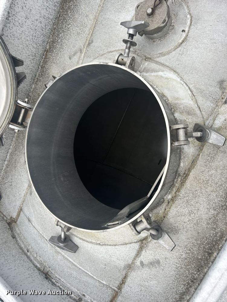 image for item OM9206 1968 Fruehauf TAOF2RDF  tank trailer