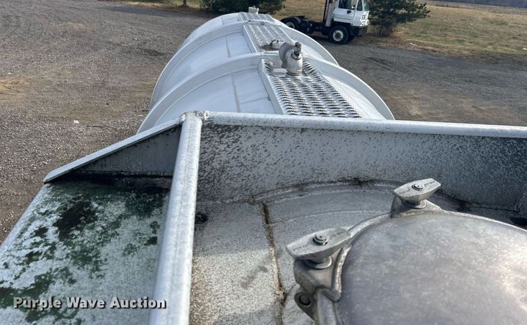 image for item OM9206 1968 Fruehauf TAOF2RDF  tank trailer