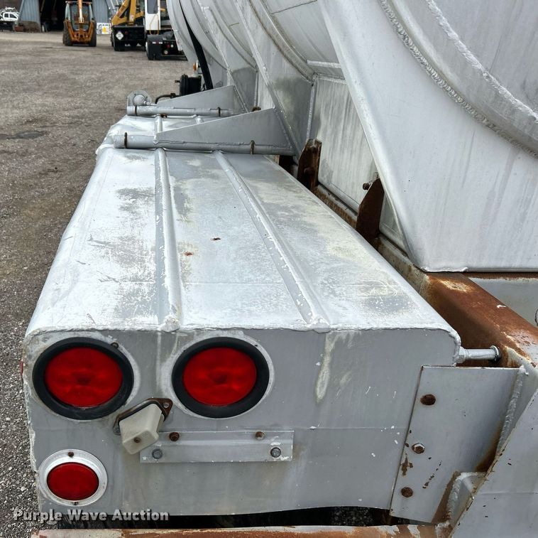 image for item OM9237 1968 Fruehauf TAOF2RDF  tank trailer