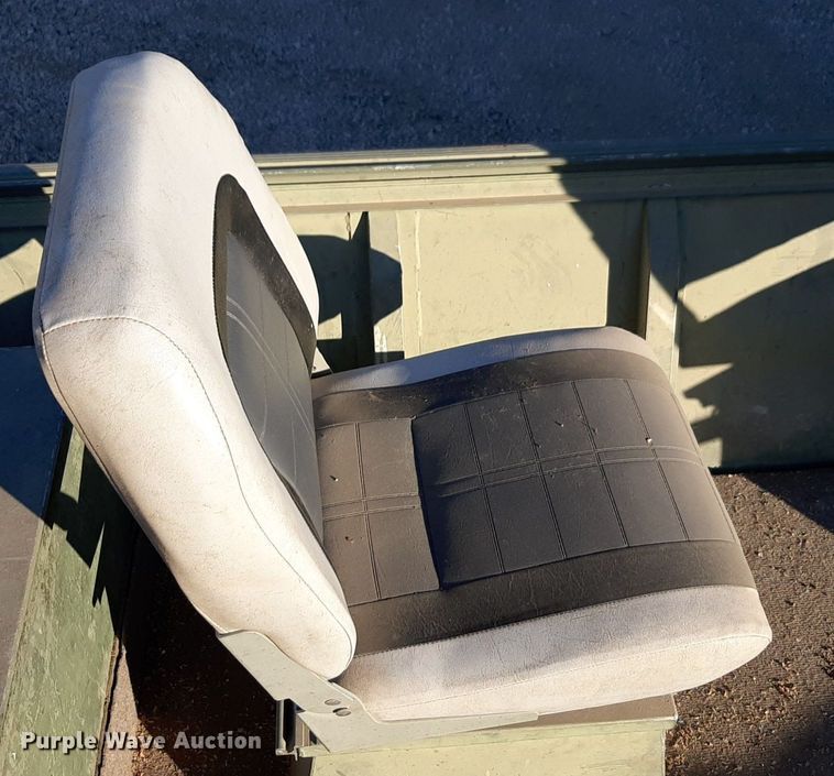 image for item LY9006 1986 Duracraft 1660  boat