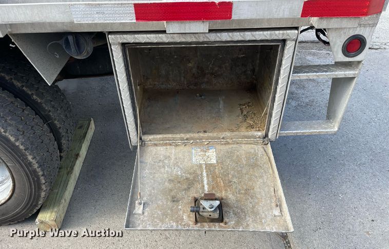 image for item DP0279 2004 Ford F450 Super Duty XL  flatbed truck