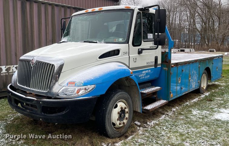 image for item DP0282 2005 International 4300  flatbed truck