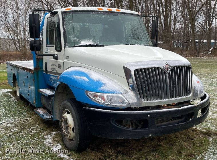 image for item DP0282 2005 International 4300  flatbed truck