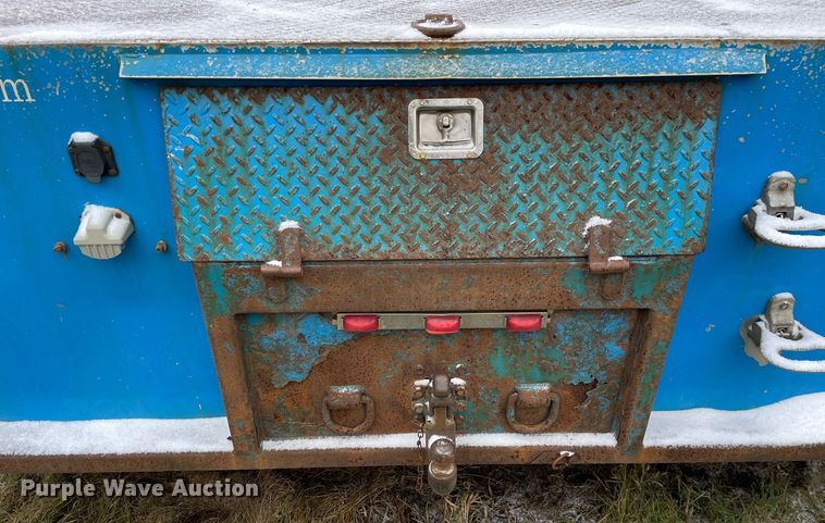 image for item DP0282 2005 International 4300  flatbed truck