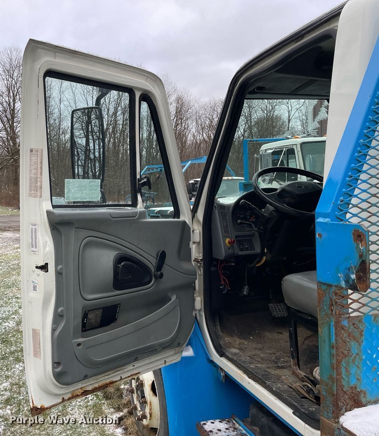 image for item DP0282 2005 International 4300  flatbed truck