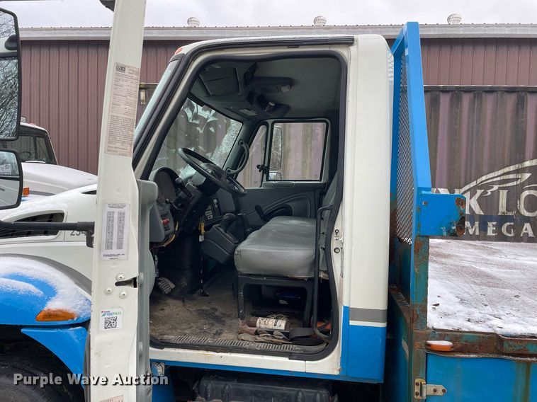 image for item DP0282 2005 International 4300  flatbed truck