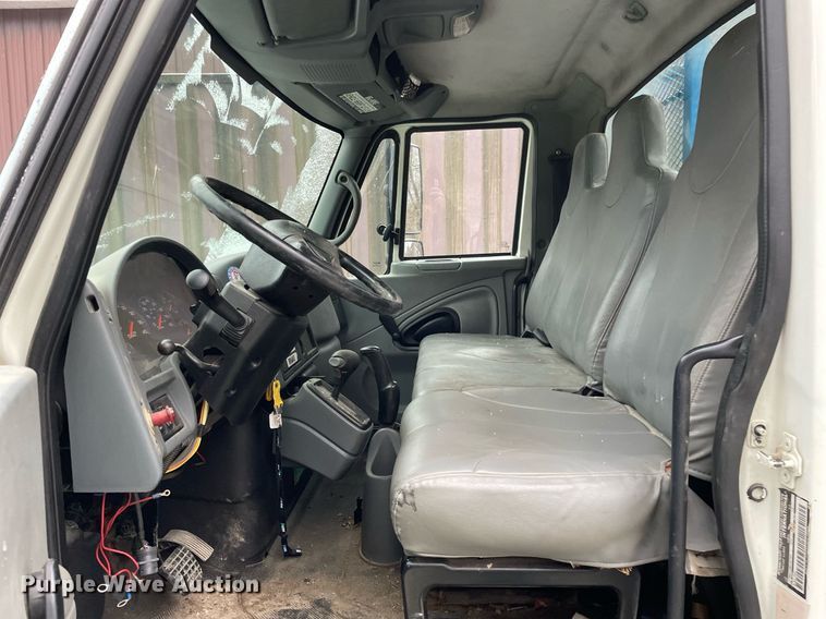 image for item DP0282 2005 International 4300  flatbed truck