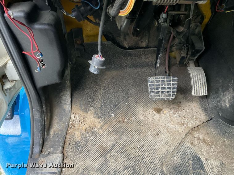 image for item DP0282 2005 International 4300  flatbed truck