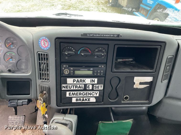 image for item DP0282 2005 International 4300  flatbed truck