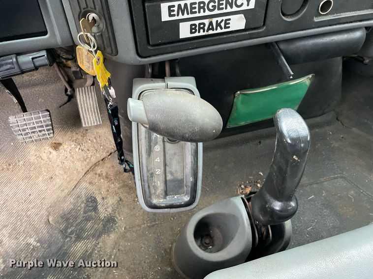 image for item DP0282 2005 International 4300  flatbed truck