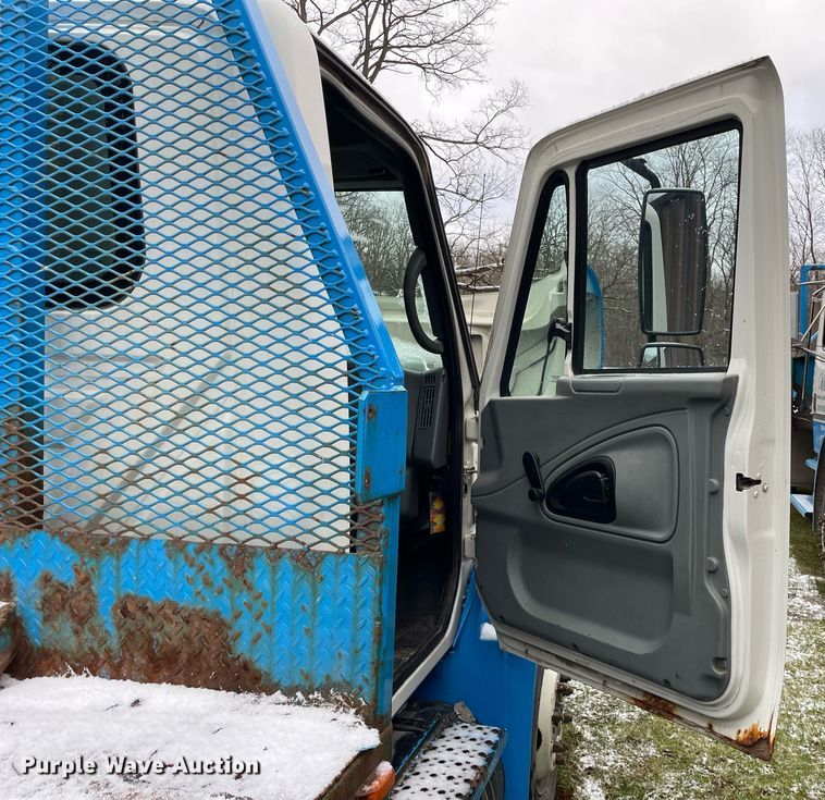 image for item DP0282 2005 International 4300  flatbed truck