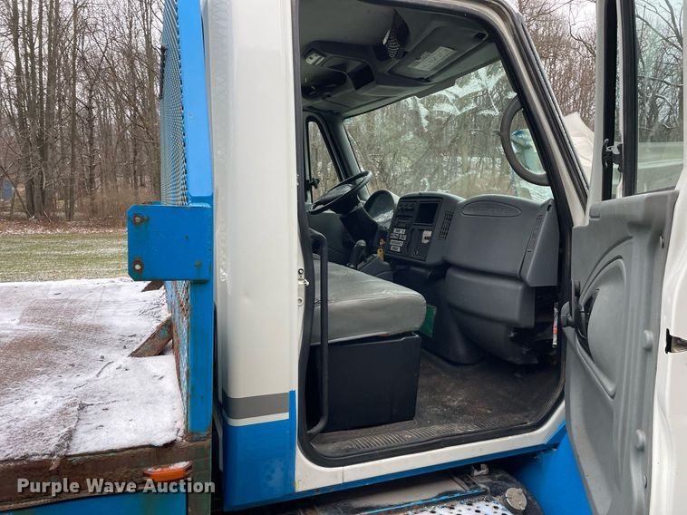 image for item DP0282 2005 International 4300  flatbed truck