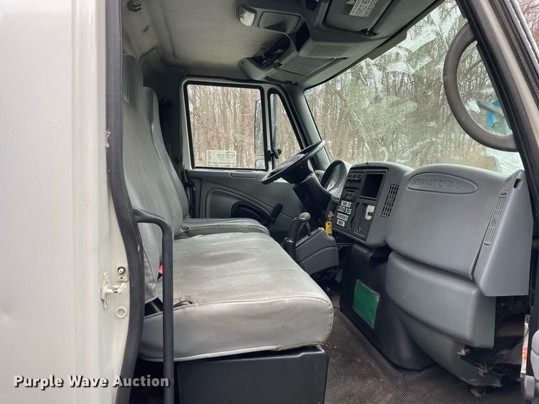 image for item DP0282 2005 International 4300  flatbed truck