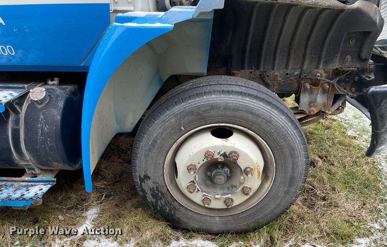 image for item DP0282 2005 International 4300  flatbed truck