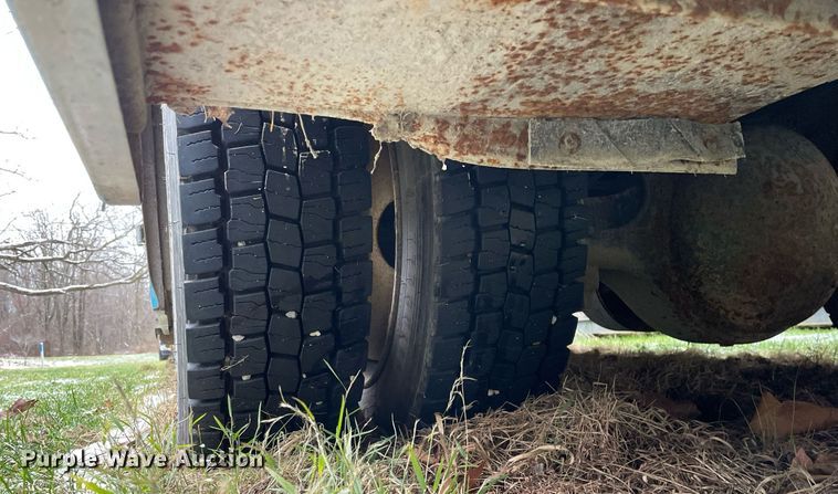 image for item DP0282 2005 International 4300  flatbed truck