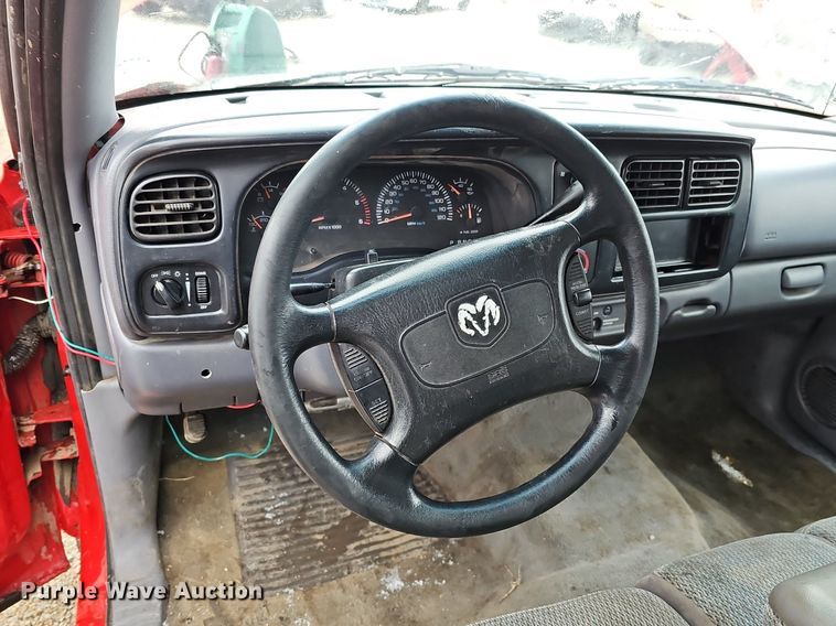 image for item IO9787 1999 Dodge Dakota Sport  Club Cab pickup truck