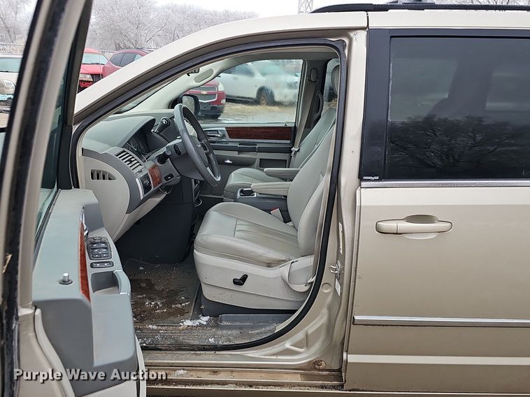 image for item IO9788 2009 Chrysler Town & Country Touring  van