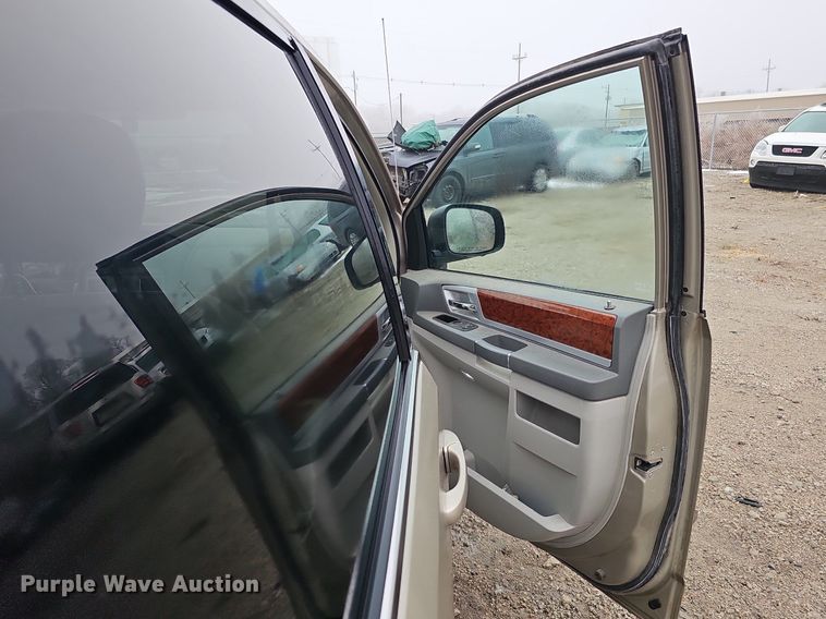 image for item IO9788 2009 Chrysler Town & Country Touring  van