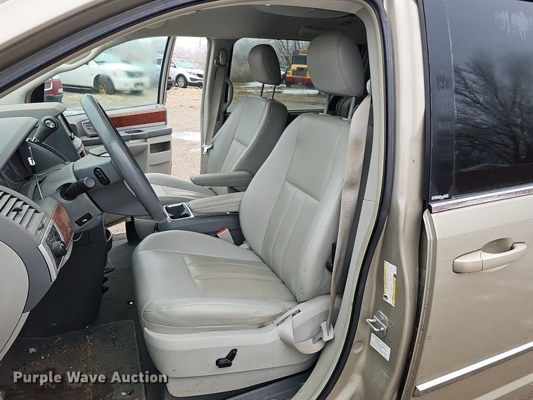 image for item IO9788 2009 Chrysler Town & Country Touring  van