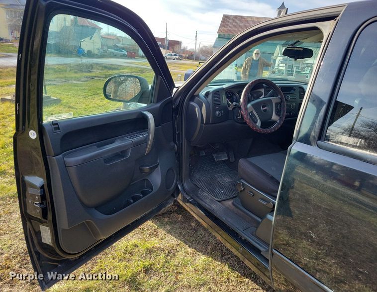 image for item LC9506 2011 GMC Sierra 1500  Ext. Cab pickup truck