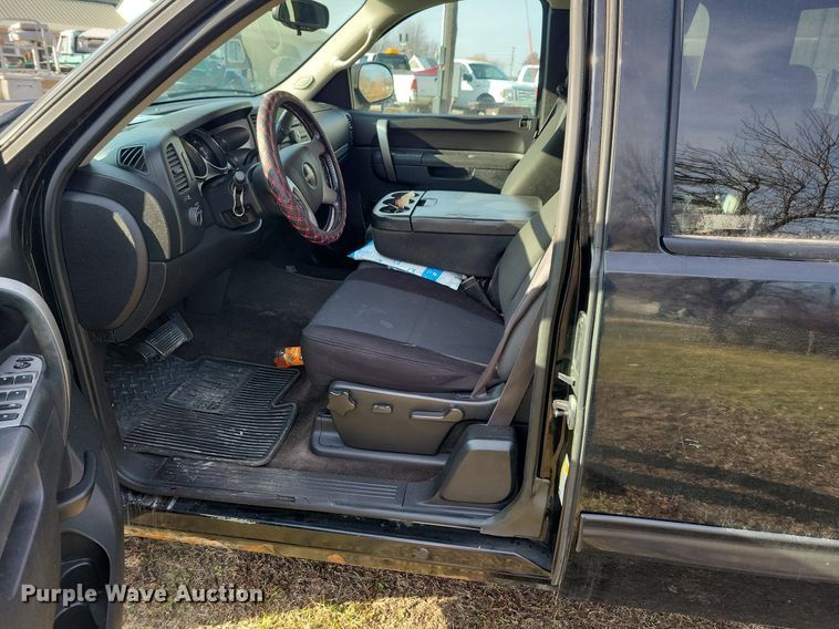 image for item LC9506 2011 GMC Sierra 1500  Ext. Cab pickup truck