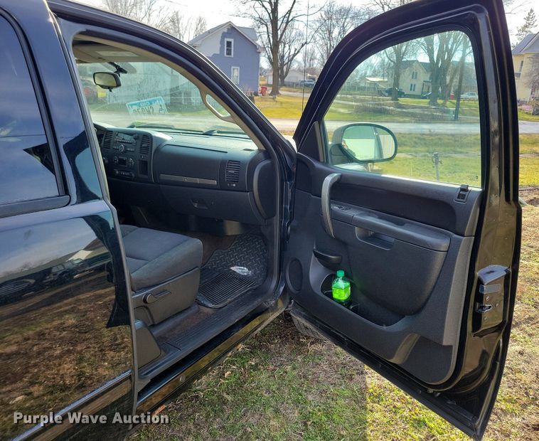 image for item LC9506 2011 GMC Sierra 1500  Ext. Cab pickup truck