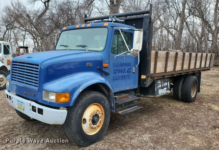 image for item LC9512 2000 International 4700  dump flatbed truck