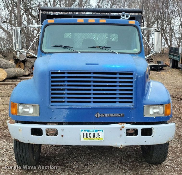 image for item LC9512 2000 International 4700  dump flatbed truck