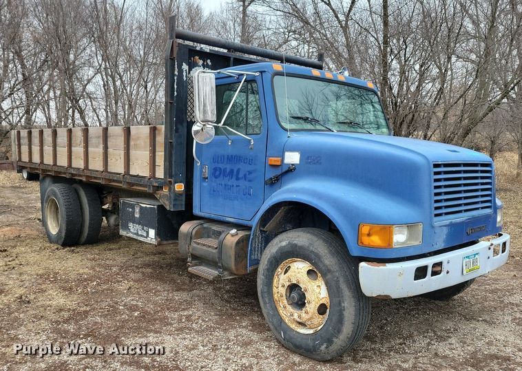 image for item LC9512 2000 International 4700  dump flatbed truck
