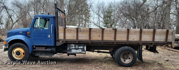 image for item LC9512 2000 International 4700  dump flatbed truck