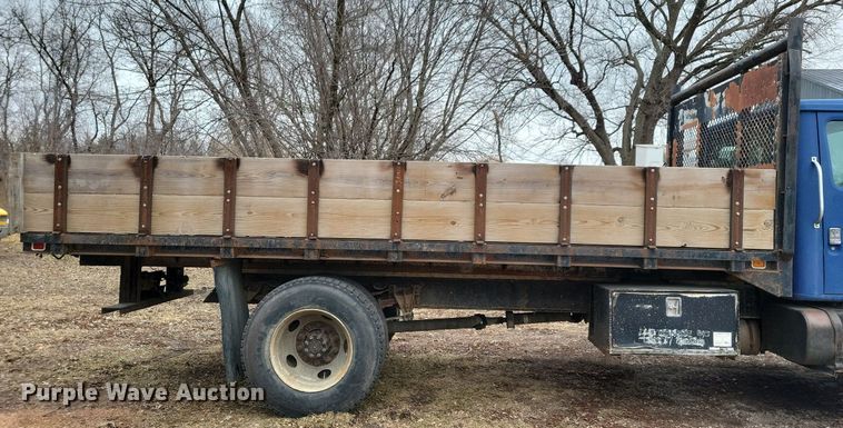 image for item LC9512 2000 International 4700  dump flatbed truck