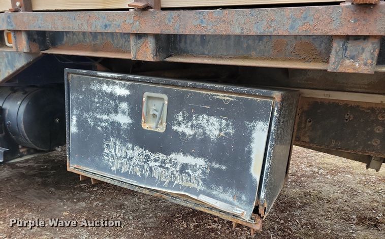 image for item LC9512 2000 International 4700  dump flatbed truck