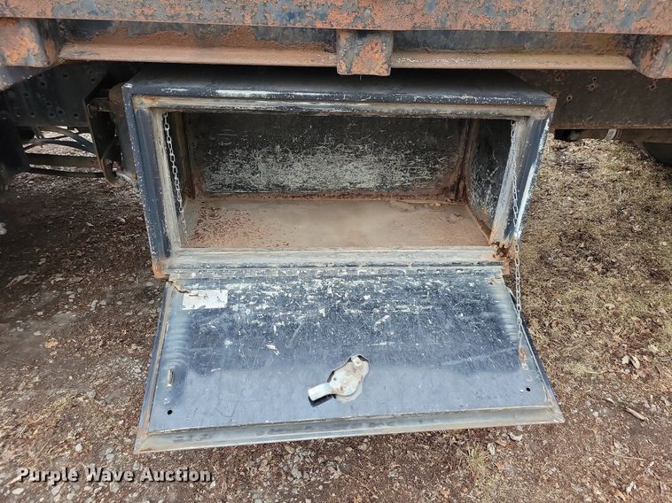 image for item LC9512 2000 International 4700  dump flatbed truck