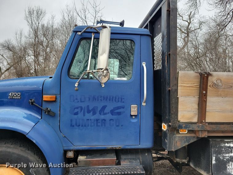 image for item LC9512 2000 International 4700  dump flatbed truck