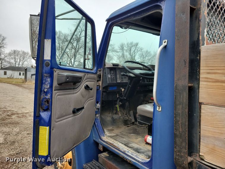 image for item LC9512 2000 International 4700  dump flatbed truck