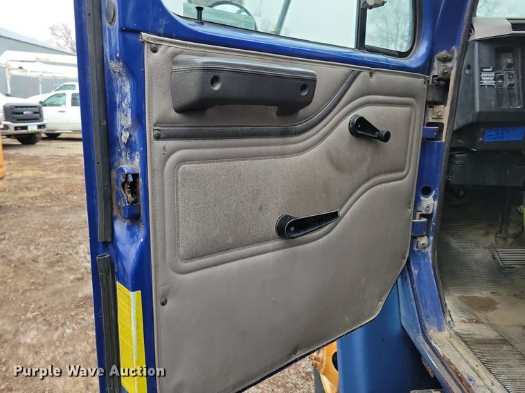 image for item LC9512 2000 International 4700  dump flatbed truck