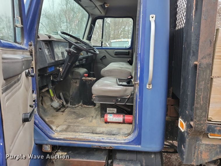 image for item LC9512 2000 International 4700  dump flatbed truck