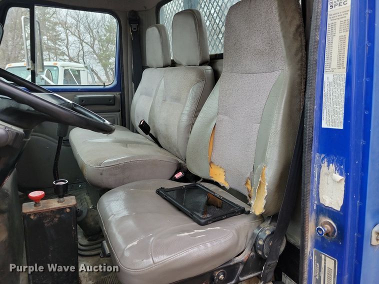 image for item LC9512 2000 International 4700  dump flatbed truck