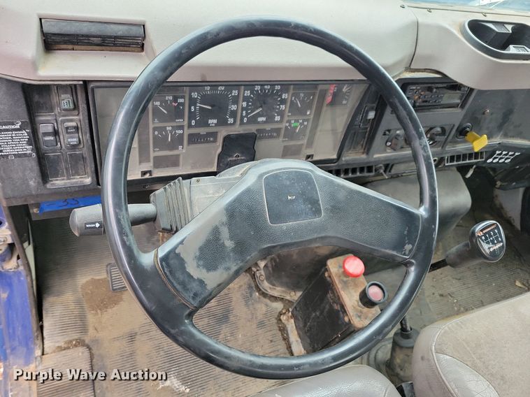 image for item LC9512 2000 International 4700  dump flatbed truck