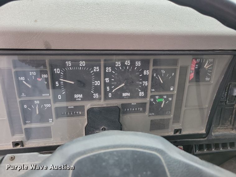 image for item LC9512 2000 International 4700  dump flatbed truck