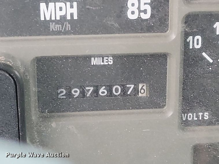 image for item LC9512 2000 International 4700  dump flatbed truck