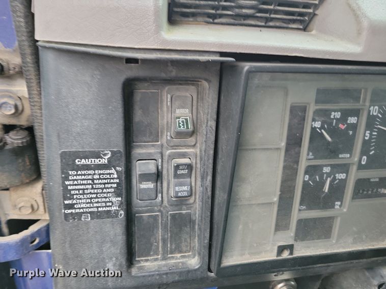 image for item LC9512 2000 International 4700  dump flatbed truck