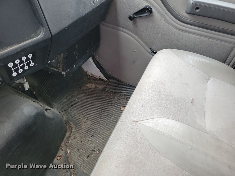 image for item LC9512 2000 International 4700  dump flatbed truck